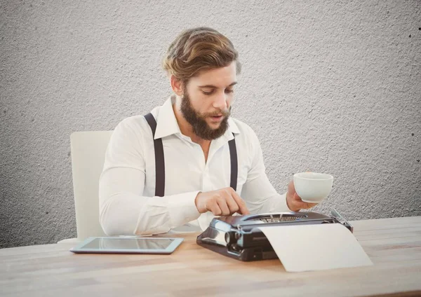 Empresario escribiendo en la máquina de escribir en el escritorio —  Fotos de Stock