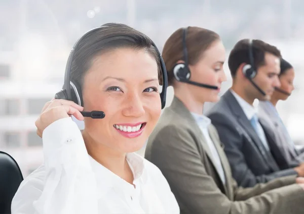 Mujer hablando en auriculares en el centro de llamadas — Foto de Stock