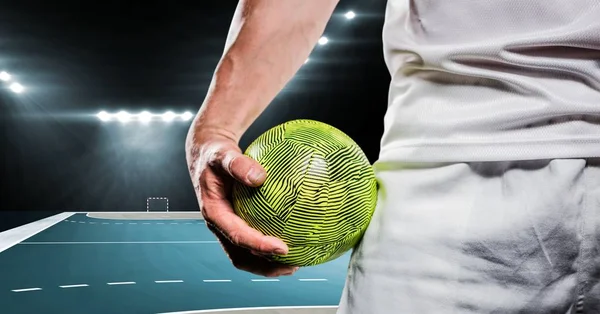 Närbild av handbollsspelare som håller bollen i handen — Stockfoto