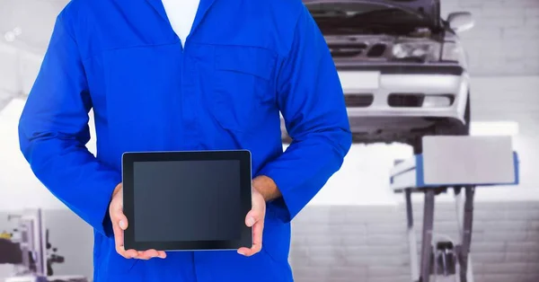 Mechanik drží tablet s digitální — Stock fotografie