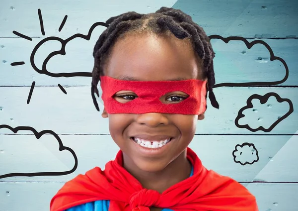 Pojke i superhjälte kostym står mot planka bakgrund — Stockfoto