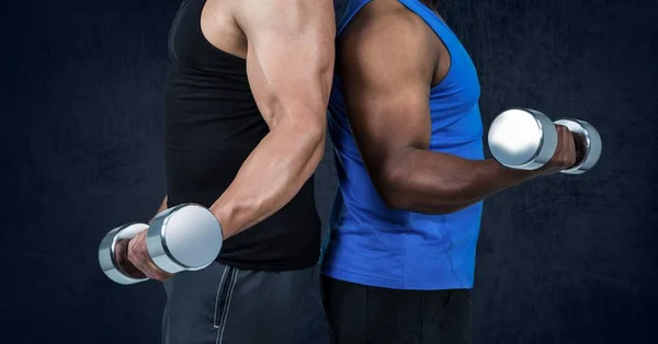 Sección media de hombres sanos haciendo ejercicio con campanas mudas —  Fotos de Stock