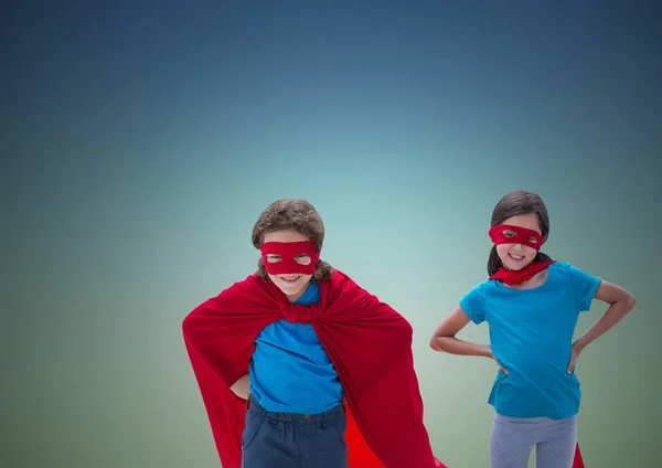 スーパー ヒーローの衣装を着た子供たち — ストック写真