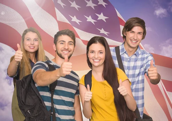 Skupina happy teenagerů ukazuje palec nahoru znamení proti americké vlajky — Stock fotografie