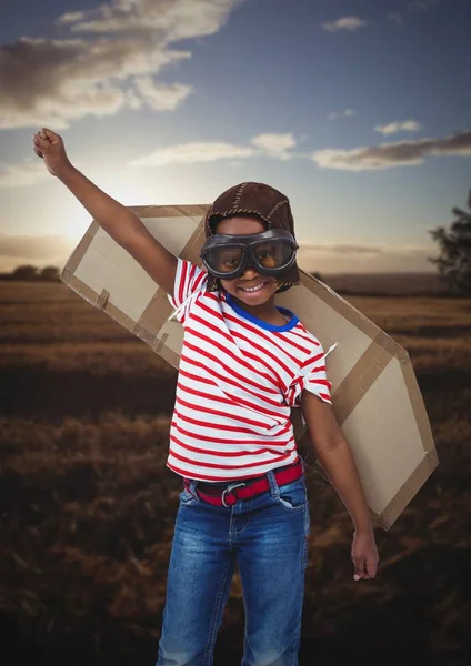 Niño sonriente fingiendo ser piloto —  Fotos de Stock