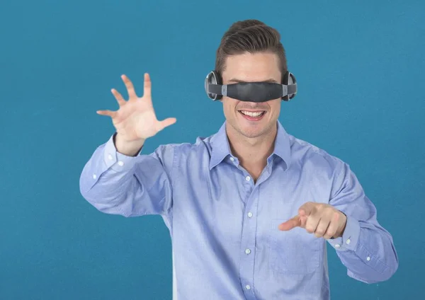 使用虚拟现实耳机的人 — 图库照片