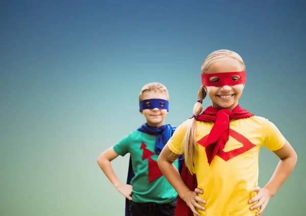 Tersenyum anak-anak super di jubah dan topeng — Stok Foto