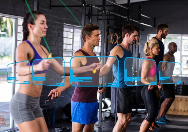 Gruppe von Menschen, die im Fitnessstudio trainieren — Stockfoto