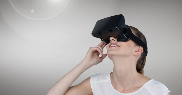 Frau mit Virtual-Reality-Headset — Stockfoto