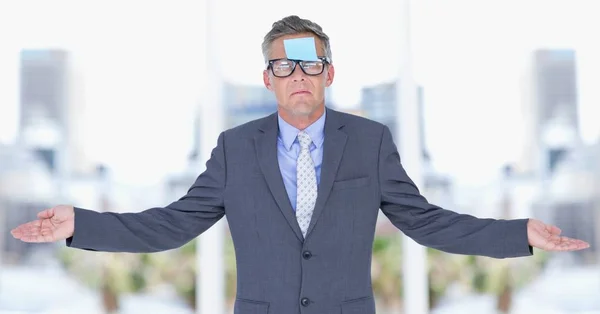 Post-it faceconfused zakenman met plaknotities op zijn voorhoofd geplakt — Stockfoto