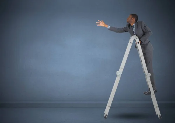 Zakenman op ladder uitrekken van zijn hand te bereiken — Stockfoto