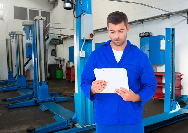 Mecánico de automóviles portapapeles de retención — Foto de Stock