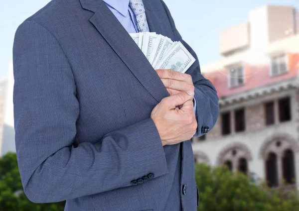 Homme d'affaires cachant de l'argent dans un blazer — Photo