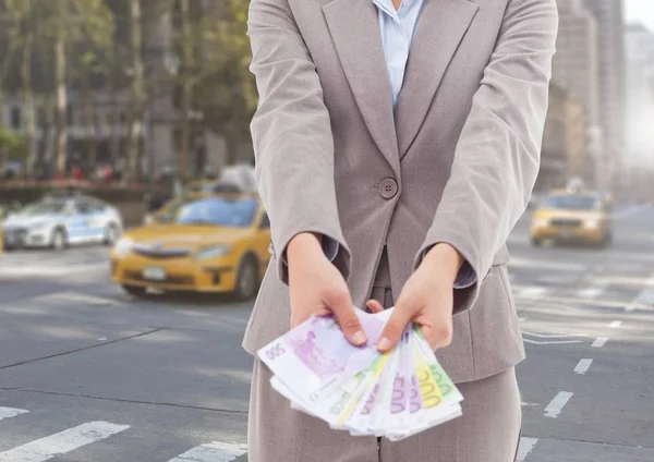 Бізнес-леді тримає євро банкноти — стокове фото