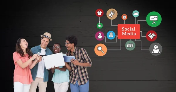 Amigos usando dispositivos eletrônicos contra ícones de mídia social em segundo plano — Fotografia de Stock