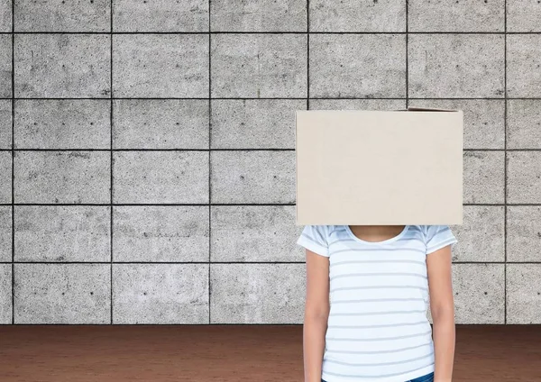 Donna coperto il viso con scatola di cartone — Foto Stock
