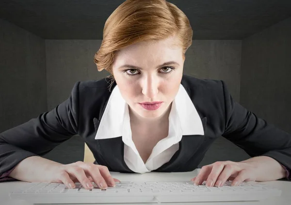 Geschäftsfrau bedient Tastatur auf Schreibtisch — Stockfoto
