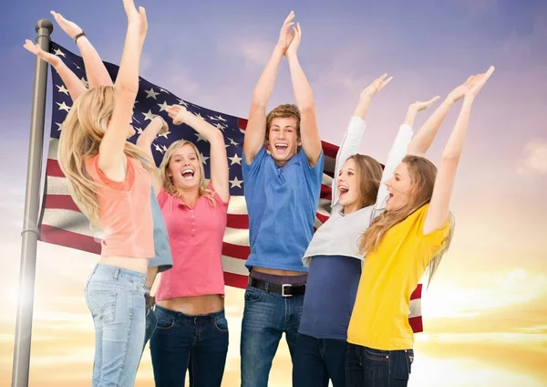 Gruppe von Menschen jubelt gegen amerikanische Flagge — Stockfoto