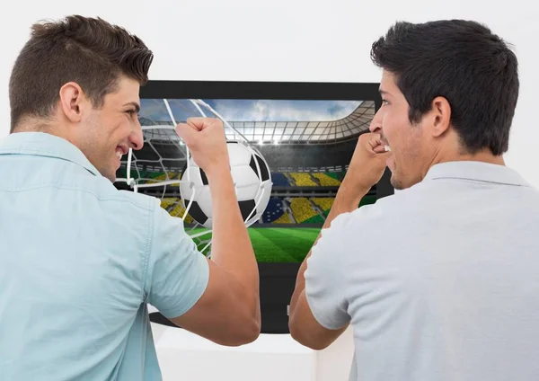 Amigos animando mientras ven el partido de fútbol en la televisión —  Fotos de Stock
