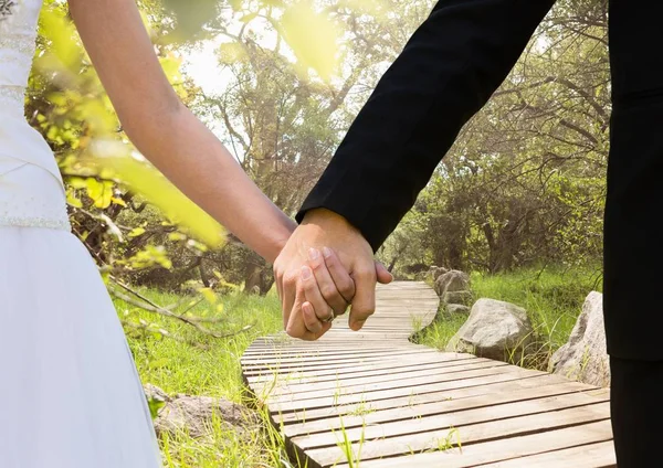 Молодая пара, держащаяся за руки в парке — стоковое фото