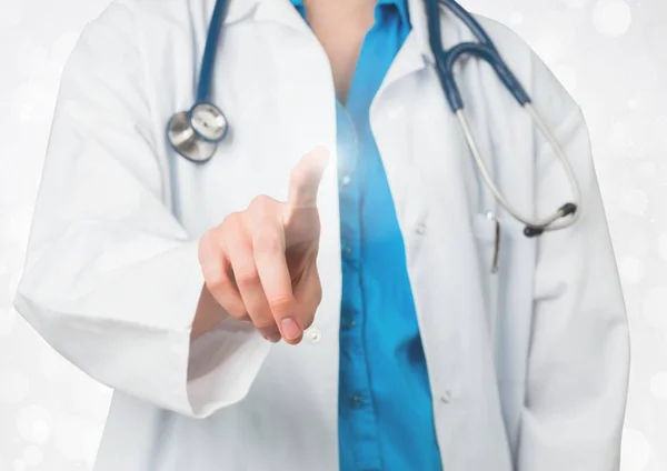 Doktor stetoskop kullanarak dijital ekran ile — Stok fotoğraf
