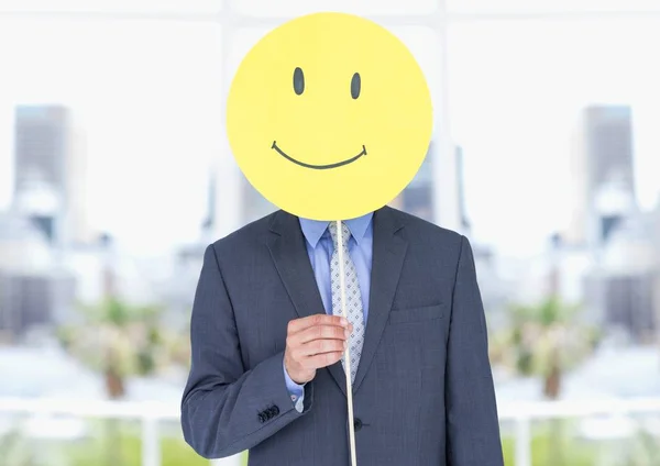 Affärsman som innehar en smiley — Stockfoto