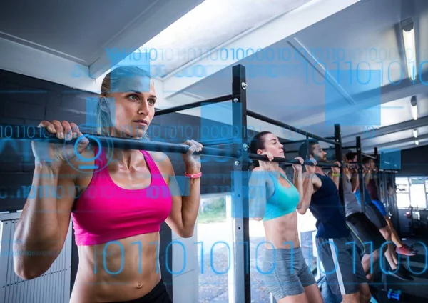 Passen mensen pull up oefening uitvoeren in sportschool — Stockfoto