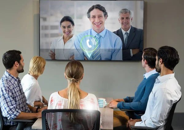 Les gens d'affaires ayant une conférence téléphonique — Photo