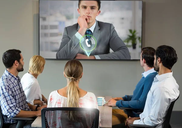 Бизнесмен проводит видеозвонок с коллегами — стоковое фото