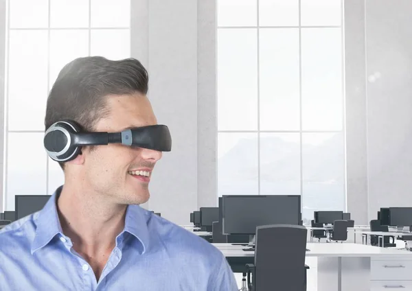 Επιχειρηματίας που χρησιμοποιεί ακουστικά εικονικής πραγματικότητας — Φωτογραφία Αρχείου