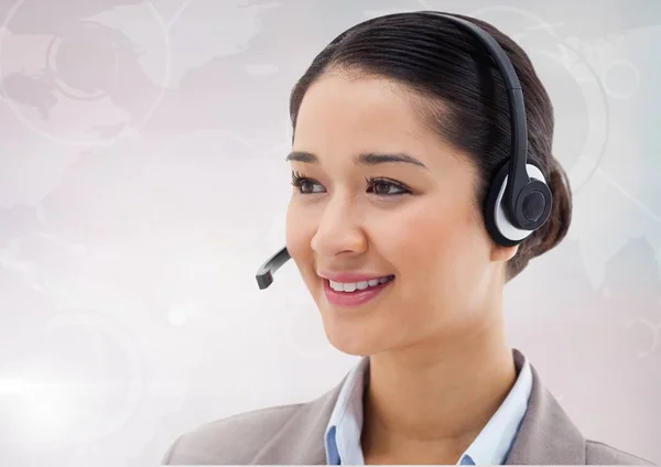 Mujer sonriente de servicio al cliente con auriculares —  Fotos de Stock