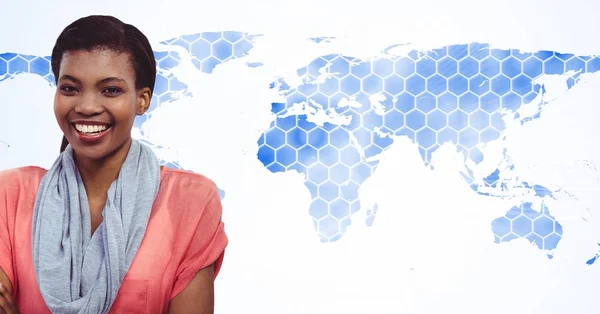 Dünya Haritası karşı duran gülümseyen kadın — Stok fotoğraf