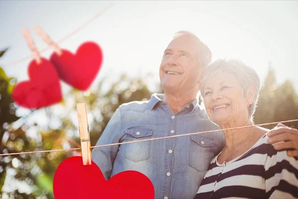 Pareja de ancianos en segundo plano — Foto de Stock