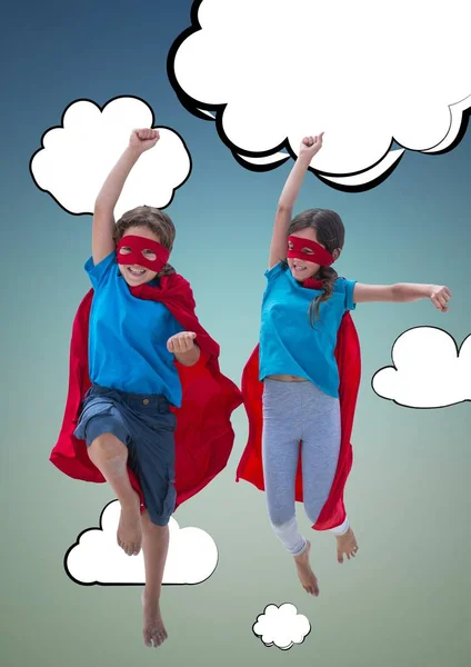 Due bambini che indossano un costume da supereroe — Foto Stock