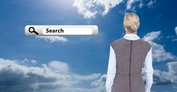 Задний вид деловой женщины, смотрящей на иконку панели поиска на облачном небе — стоковое фото