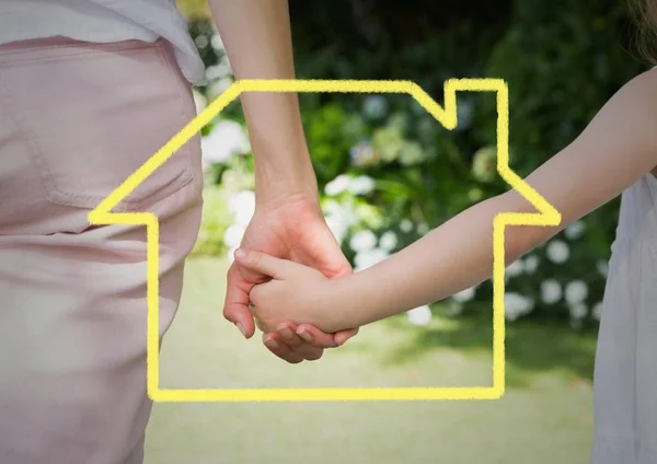 Madre e hija cogidas de la mano — Foto de Stock