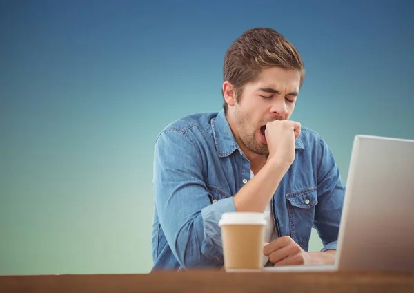 Hombre soñoliento bostezando mientras trabaja en el ordenador portátil —  Fotos de Stock