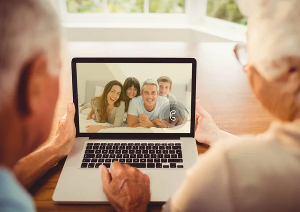 Video aramasý aile ile laptop sahip üst düzey Çift — Stok fotoğraf