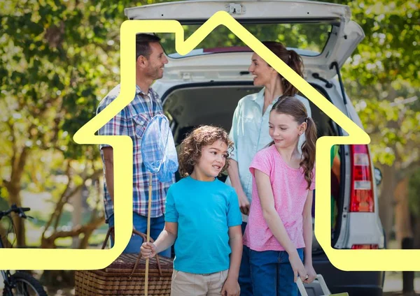 Happy family standing next to car — Stock Photo, Image