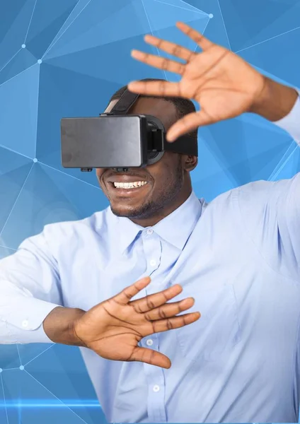 Homem usando fone de ouvido de realidade virtual — Fotografia de Stock