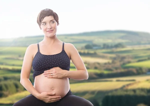 Zwangere vrouw raakt buik — Stockfoto