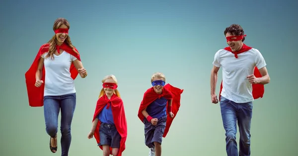 Rodina v kostýmu superhrdiny běží — Stock fotografie