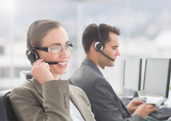 Geschäftsfrau spricht im Büro über Headset — Stockfoto