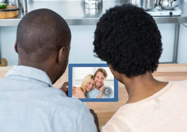 Paar met video-oproep met vrienden — Stockfoto