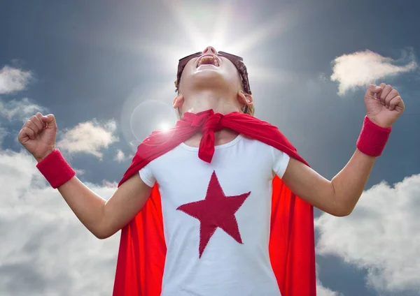 Парень в костюме супергероя кричит на фоне неба — стоковое фото