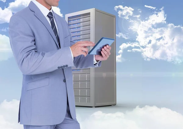 Biznesmen za pomocą cyfrowego tabletu przeciwko bazy danych serwera systemu w niebo — Zdjęcie stockowe