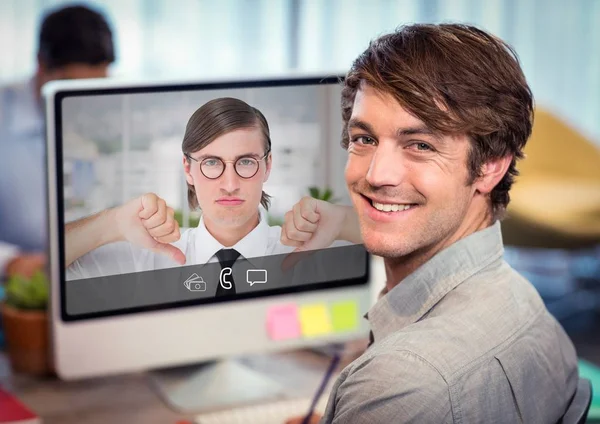 Sorrindo executivo usando computador — Fotografia de Stock