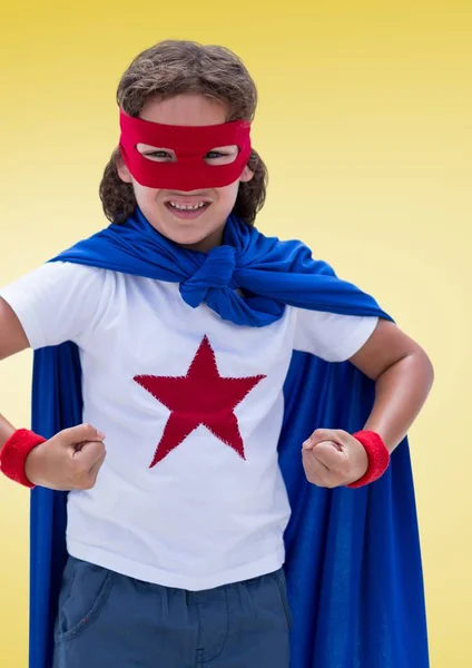 Niño fingiendo ser un superhéroe — Foto de Stock