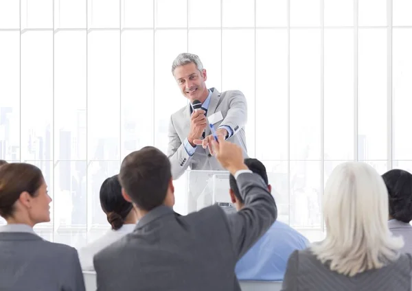 Un homme d'affaires prononce un discours dans une salle de conférence — Photo