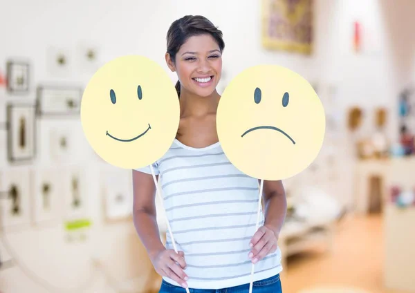 Mujer sosteniendo caras sonrientes felices y tristes —  Fotos de Stock